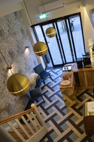 an overhead view of a living room with gold pendant lights at Hotel Steeds aan Zee in Katwijk