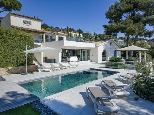 une villa avec piscine et une maison dans l'établissement Villa Domaine du Soleil, Vue Mer avec piscine, au Lavandou