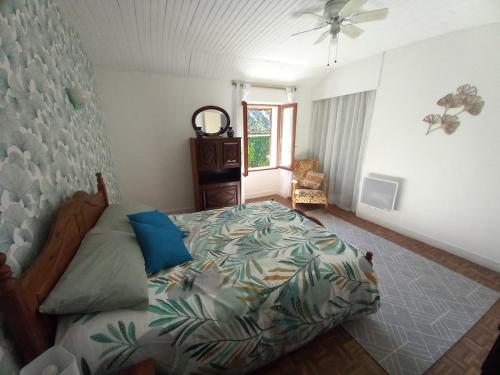 une chambre avec un lit et une fenêtre dans l'établissement Heaven's Cottage, à Cieux