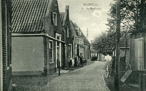 una vieja foto de una calle con gente de pie en la acera en B&B In de Kathoek, en Blokzijl