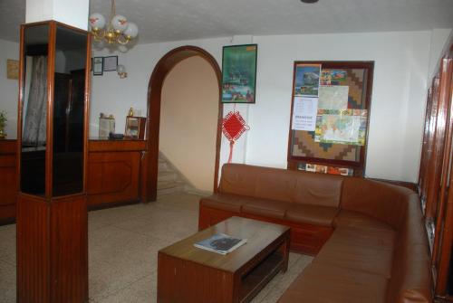 uma sala de estar com um sofá e uma mesa em Kathmandu Madhuban Guest House em Catmandu