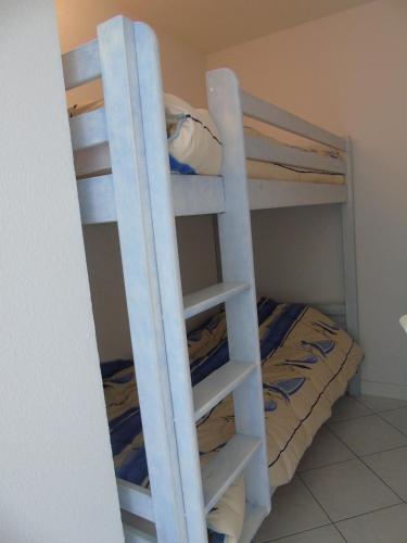 Ce lit se trouve dans un dortoir doté de 2 lits superposés. dans l'établissement L'Aloha, à Plage-des-Demoiselles