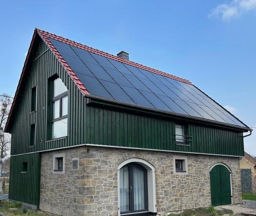 a house with solar panels on the roof at Der Welfenshof in Malschwitz
