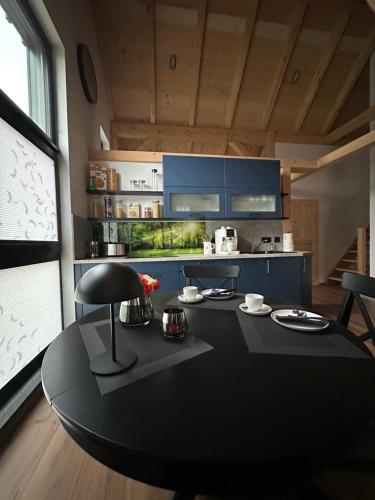 a kitchen with a black table in a room at Der Welfenshof in Malschwitz
