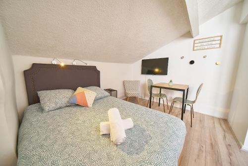 - une chambre avec un lit avec une croix dans l'établissement Salengro, Cosy Studio - Gauche, à Villeurbanne