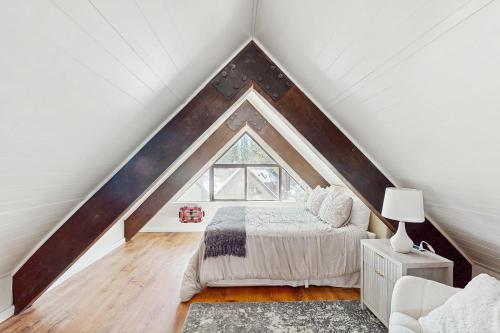 een slaapkamer op zolder met een bed en een raam bij The Sunny Saddle in Incline Village