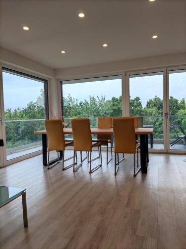 Φωτογραφία από το άλμπουμ του Luxuriöse, große Wohnung mit Parkblick σε Mettmann