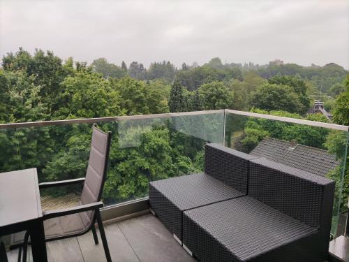 a balcony with a table and chairs and trees at Luxuriöse, große Wohnung mit Parkblick in Mettmann