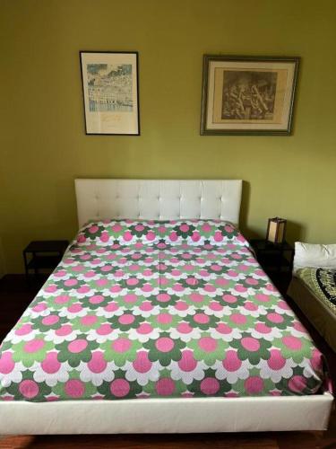 a bed with a flowered comforter in a bedroom at appartamento 2 Colombere in Malcesine