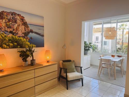 d'un salon avec une table et une peinture murale. dans l'établissement Bright one bedroom apartment in the center of Cannes13 minutes walk to the Palais des Festivals - 2290, à Cannes