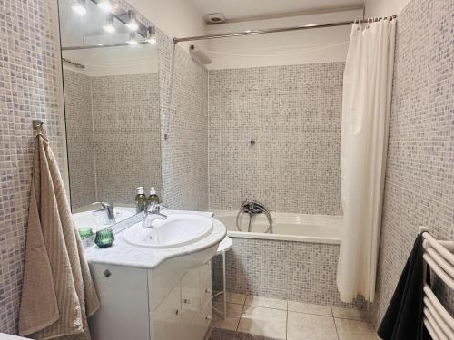 une salle de bain avec un lavabo et une baignoire dans l'établissement Bright one bedroom apartment in the center of Cannes13 minutes walk to the Palais des Festivals - 2290, à Cannes