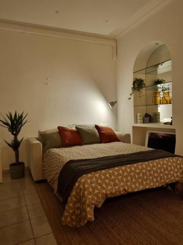 une chambre avec un lit et une plante en pot dans l'établissement Bright one bedroom apartment in the center of Cannes13 minutes walk to the Palais des Festivals - 2290, à Cannes