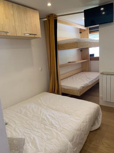 Cette chambre comprend 2 lits superposés. dans l'établissement La Plagne Bellecôte Résidence 3000, à La Plagne Tarentaise