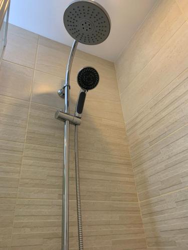 - une douche avec un pommeau dans l'établissement La Plagne Bellecôte Résidence 3000, à La Plagne Tarentaise