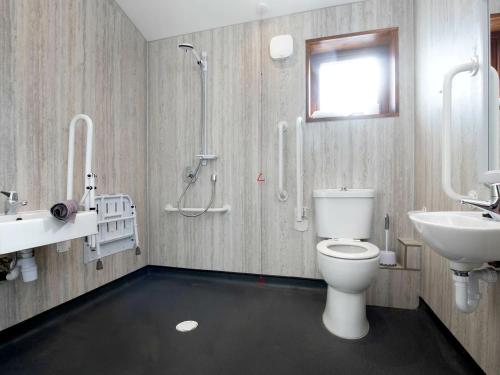 Bilik mandi di Delamere Forest Cabins - Forest Holidays