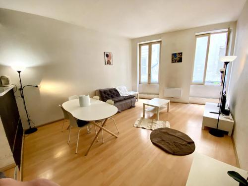 un salon avec une table et un canapé dans l'établissement Jolie T1 Spacieux, en Plein Centre D'Avignon, à Avignon