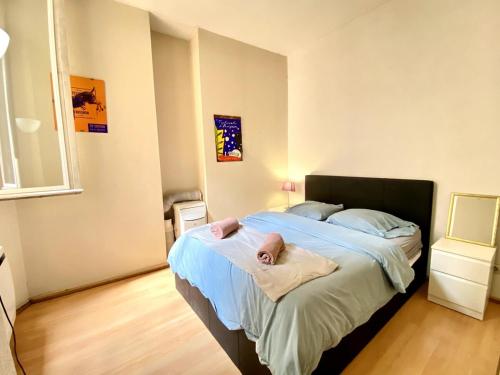 une chambre avec un lit avec deux poupées dessus dans l'établissement Jolie T1 Spacieux, en Plein Centre D'Avignon, à Avignon