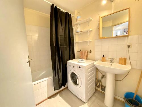 une salle de bain avec une machine à laver et un lavabo dans l'établissement Jolie T1 Spacieux, en Plein Centre D'Avignon, à Avignon