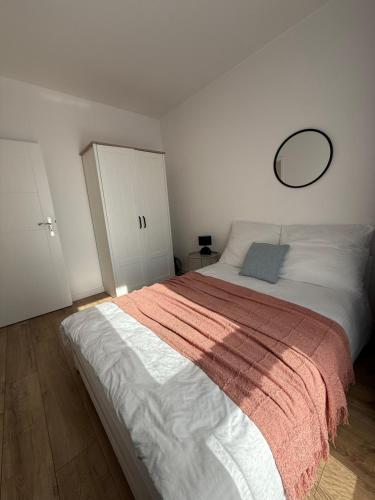 Ένα ή περισσότερα κρεβάτια σε δωμάτιο στο A63 by Real Apartment