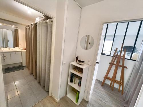 La salle de bains est pourvue d'un lavabo, d'un miroir et d'une échelle. dans l'établissement Studio cosy près de Paris et de l'Aéroport CDG, à Drancy