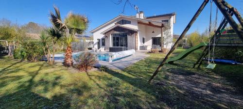 Photo de la galerie de l'établissement Belle villa avec piscine au cœur de Cestas, à Cestas