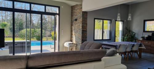 Photo de la galerie de l'établissement Belle villa avec piscine au cœur de Cestas, à Cestas