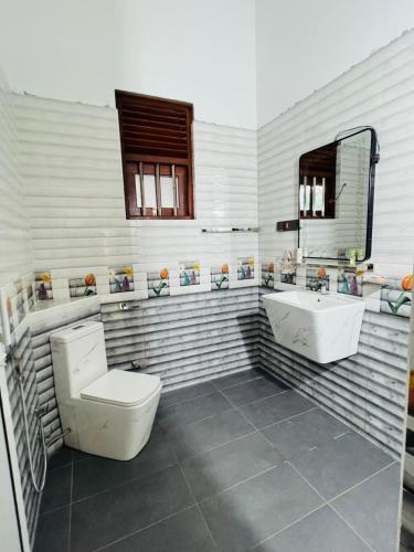 Ένα μπάνιο στο Villa J