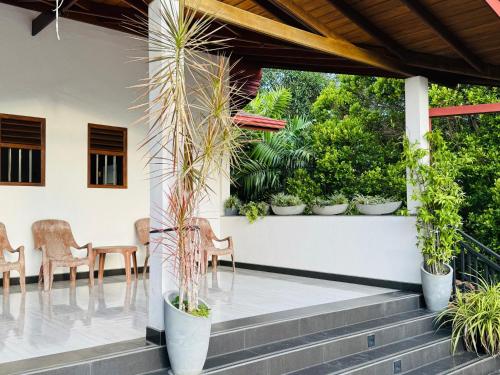 Κήπος έξω από το Villa J