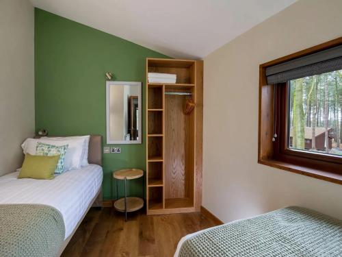 Katil atau katil-katil dalam bilik di Delamere Forest Cabins - Forest Holidays