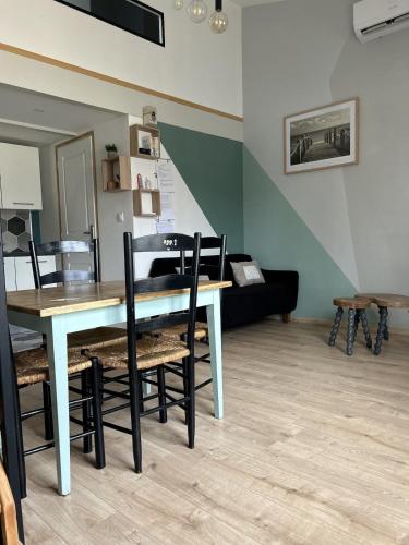 une salle à manger avec une table et des chaises dans l'établissement Bel Appt Centre, Marais, rando, à Niort