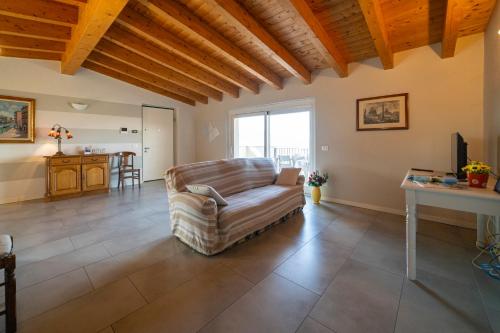 una sala de estar con un sofá y una mesa en Tesoro Nascosto-Franciacorta UP, en Adro