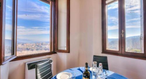 O vedere generală la munți sau o vedere la munte luată de la acest apartament