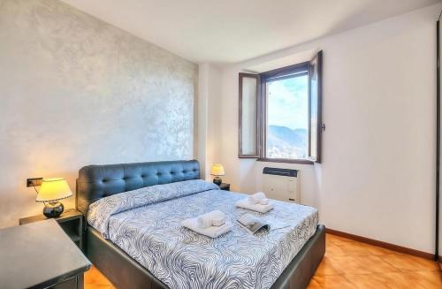 Un pat sau paturi într-o cameră la Esclusiva Vista Lago con Piscina e Parcheggio -Salò-