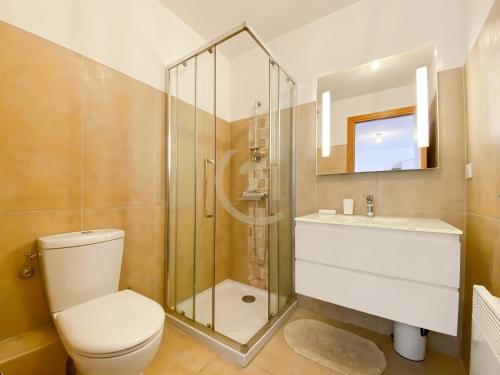 une salle de bain avec toilettes et douche en verre dans l'établissement Charmant T2 Ile Rousse, proche centre ville, à LʼÎle-Rousse
