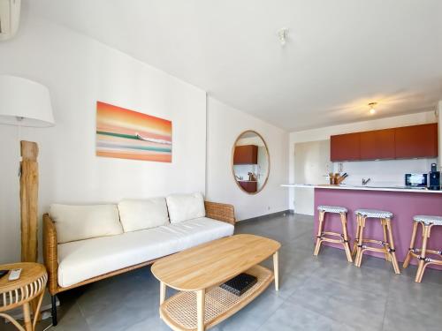 un salon avec un canapé et une table dans l'établissement Charmant T2 Ile Rousse, proche centre ville, à LʼÎle-Rousse