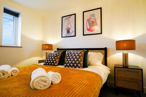 Ένα ή περισσότερα κρεβάτια σε δωμάτιο στο Starlight Lodge - 4 bedroom Barn with Hot Tub!