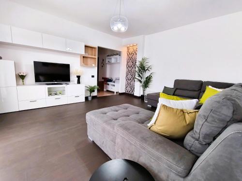 a living room with a couch and a television at Royal Residence Padova in Padova