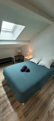 une chambre avec un grand lit avec une couverture bleue dans l'établissement Magnifique appartement moderne avec vue sur mer, à Arcachon