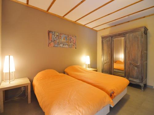 two beds in a bedroom with two lamps and a mirror at Lovely house with much luxury and comfort in Waimes