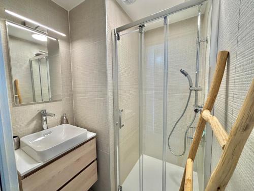 a bathroom with a sink and a shower at Appartement Eden A sanguinaires vue mer avec piscine résidence in Ajaccio