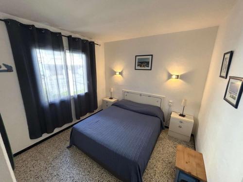 une petite chambre avec un lit et une fenêtre dans l'établissement Maison cosy avec terrasse, clim et parking, à 250m de la plage - FR-1-229C-662, à Port-la-Nouvelle