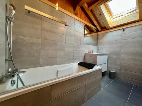 une salle de bain avec une baignoire et une fenêtre dans l'établissement Chalet Alpin au calme avec WIFI et parking à Samoëns - FR-1-624-10, à Samoëns