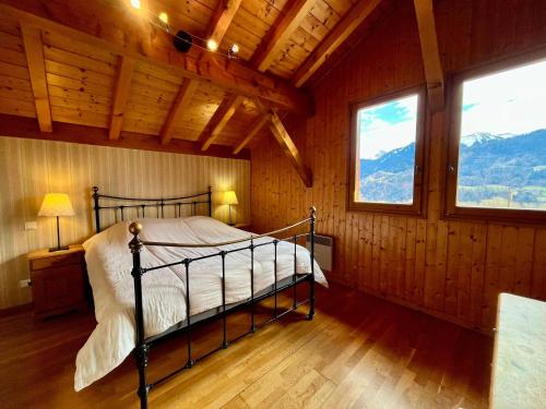 - une chambre avec un lit dans une cabine dotée de fenêtres dans l'établissement Chalet Alpin au calme avec WIFI et parking à Samoëns - FR-1-624-10, à Samoëns