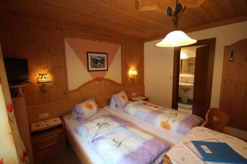 a bedroom with two beds in a room at Pension Alpengruss in Gerlos