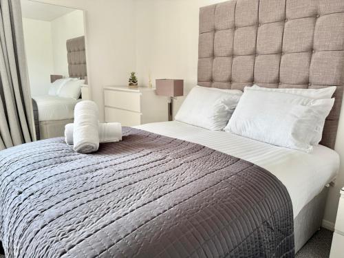 Кровать или кровати в номере Cardiff Bay Escape Stunning Views Free Parking