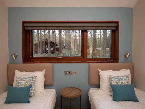 Katil atau katil-katil dalam bilik di Delamere Forest Cabins - Forest Holidays