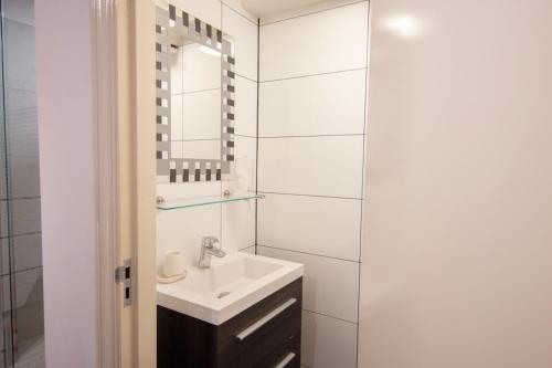 un baño con lavabo y espejo en Beautiful DutchHouse Centrum, en Ámsterdam