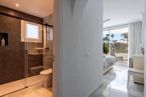 Et badeværelse på Alcazaba Beach Apartment