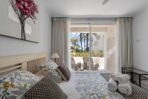 En eller flere senge i et værelse på Alcazaba Beach Apartment