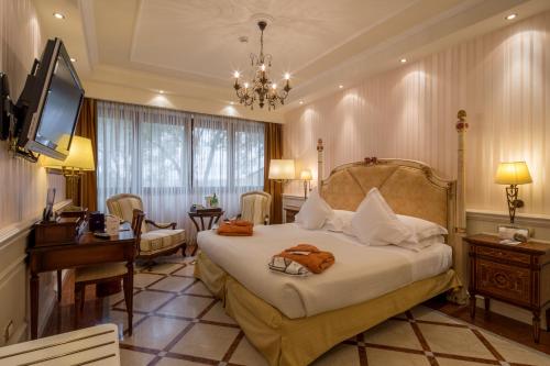 Postel nebo postele na pokoji v ubytování Mercure Petriolo Siena Terme Spa Hotel